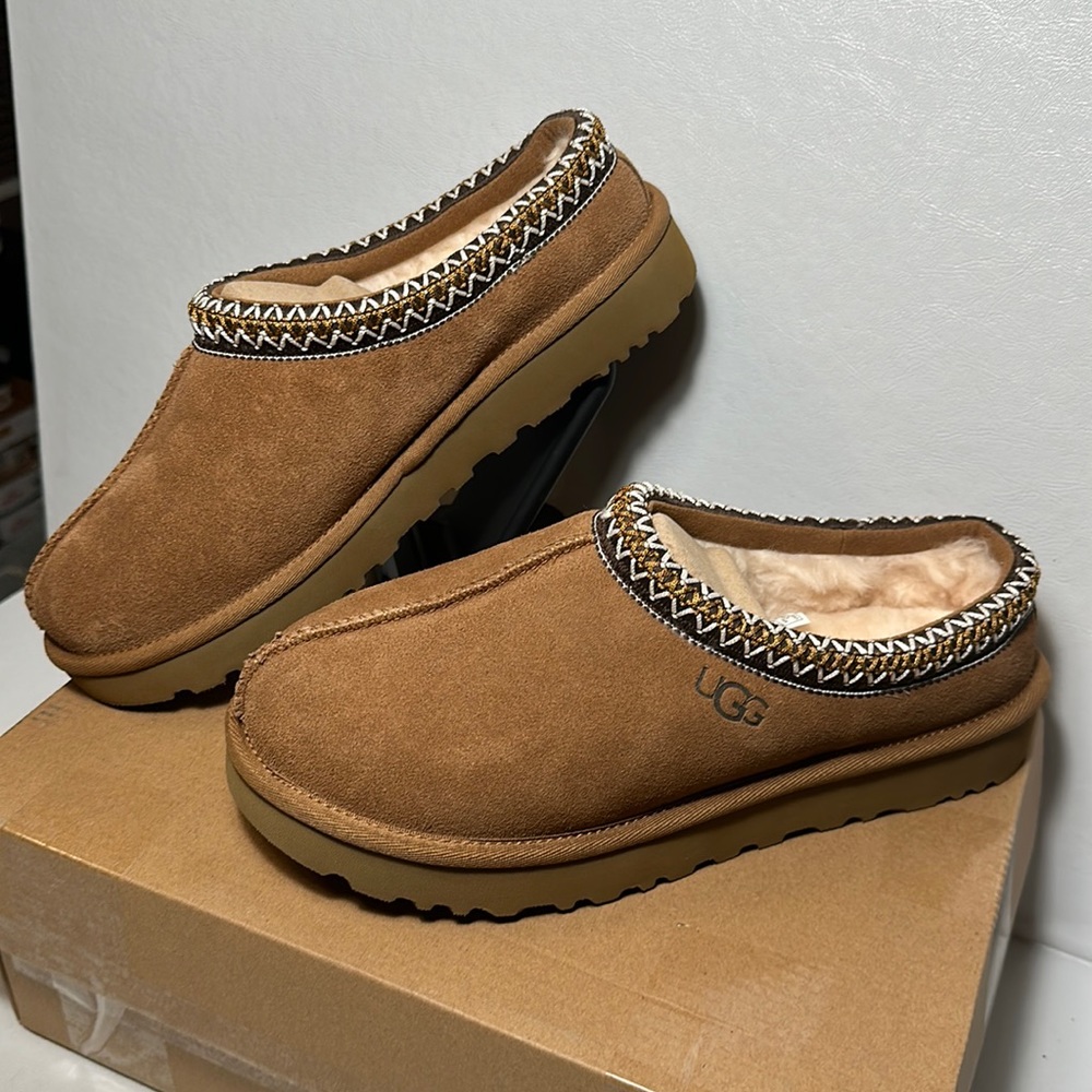 Ugg women’s Tasman Slippers chestnut sold out size and color!